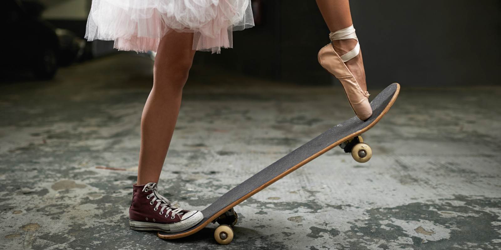 Passend zum Podcast Magnesium und Collagen steht eine Frau in Ballerina-Kleidung auf einem Skateboard.