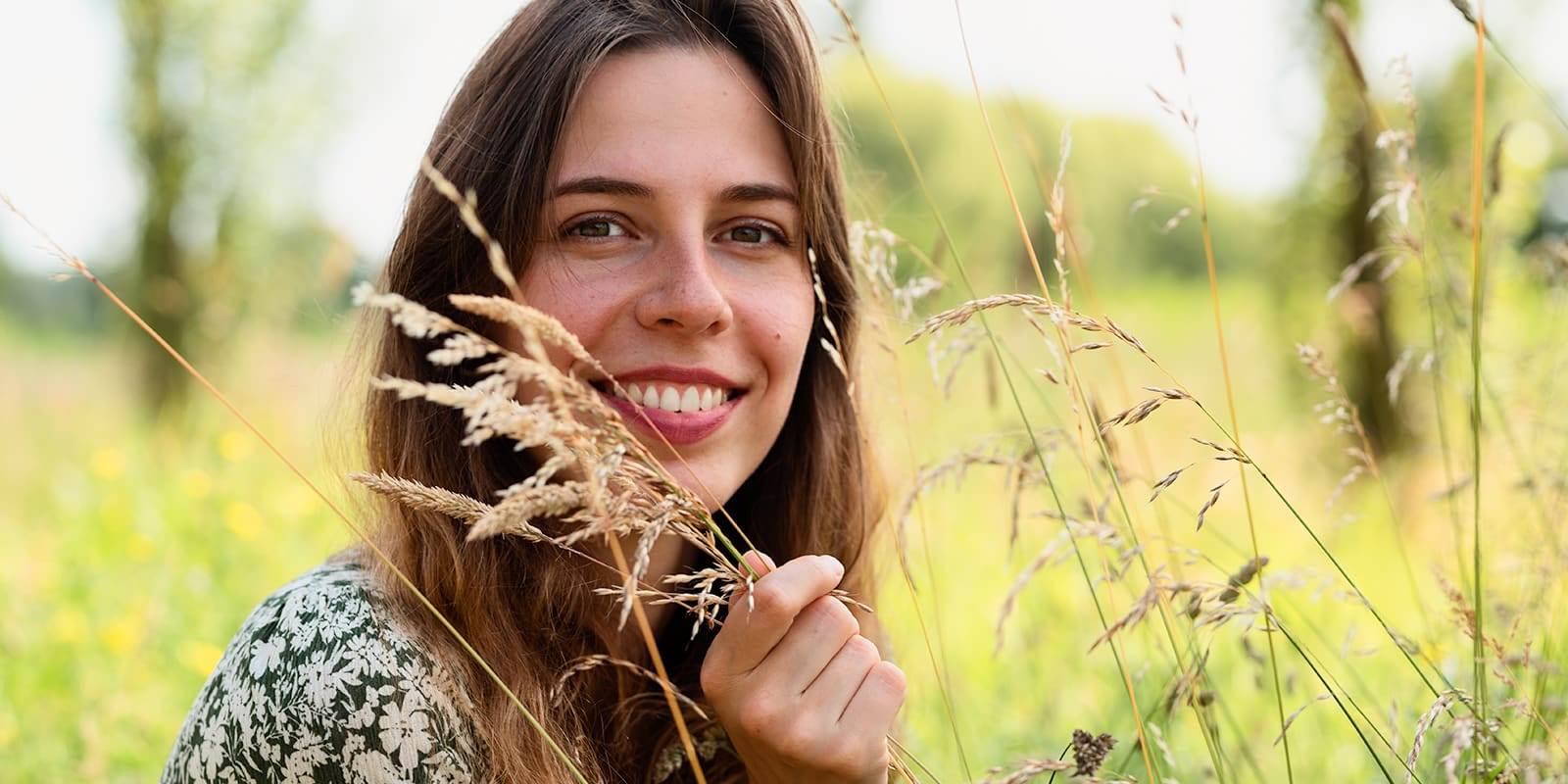 Frau sitz im feld mit Weizen